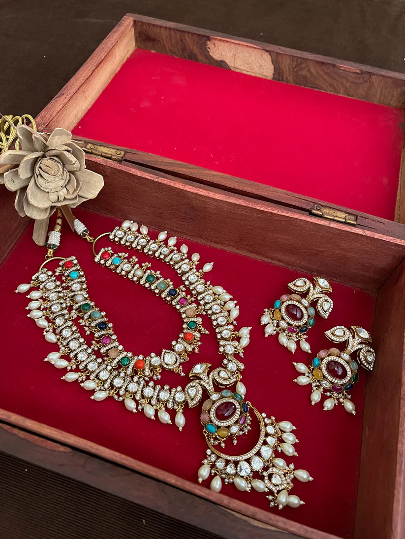 Fancy Bradel Necklace Set